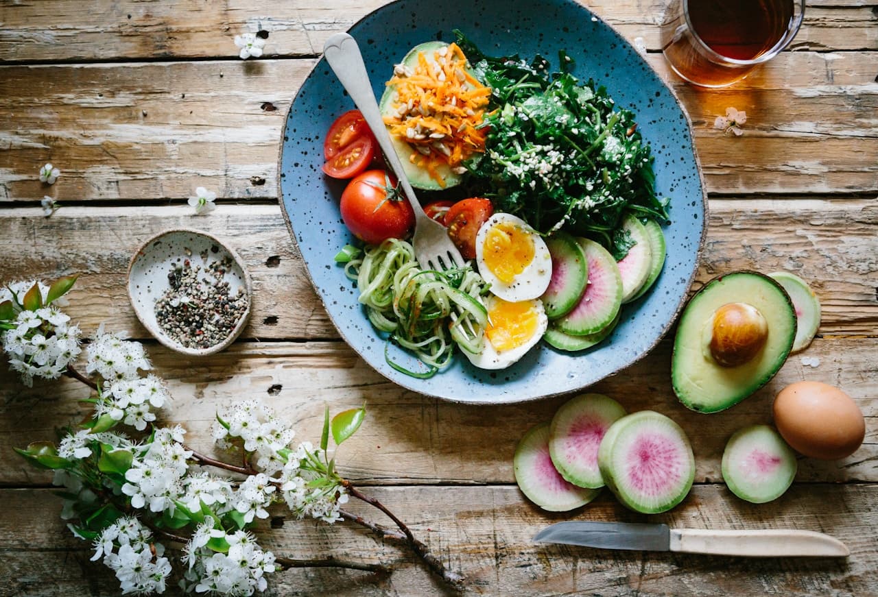 Refeição saudável rica em proteínas, ovos e vegetais frescos para quem usa GLP-1