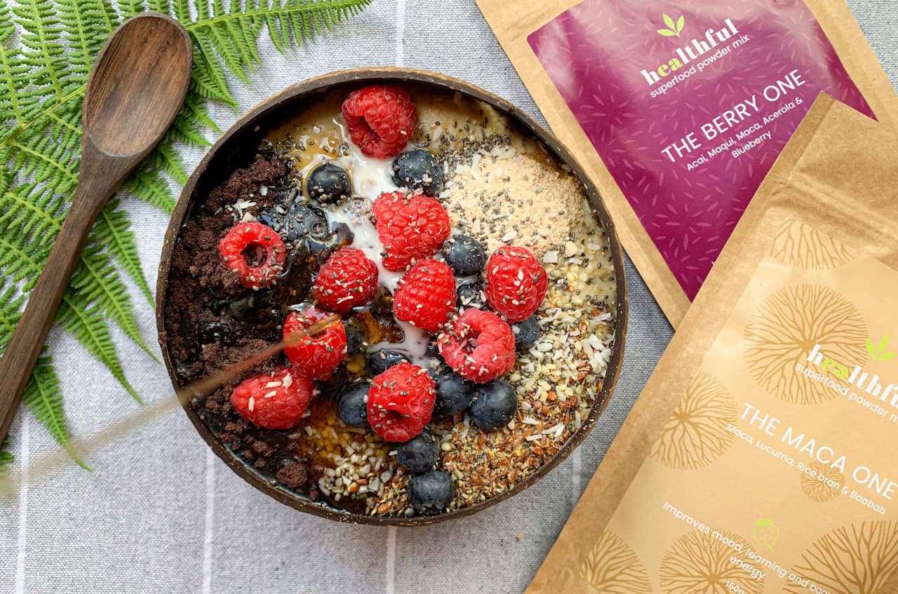 Pó de maca peruana, adaptógeno andino cultivado nas altitudes extremas dos Andes